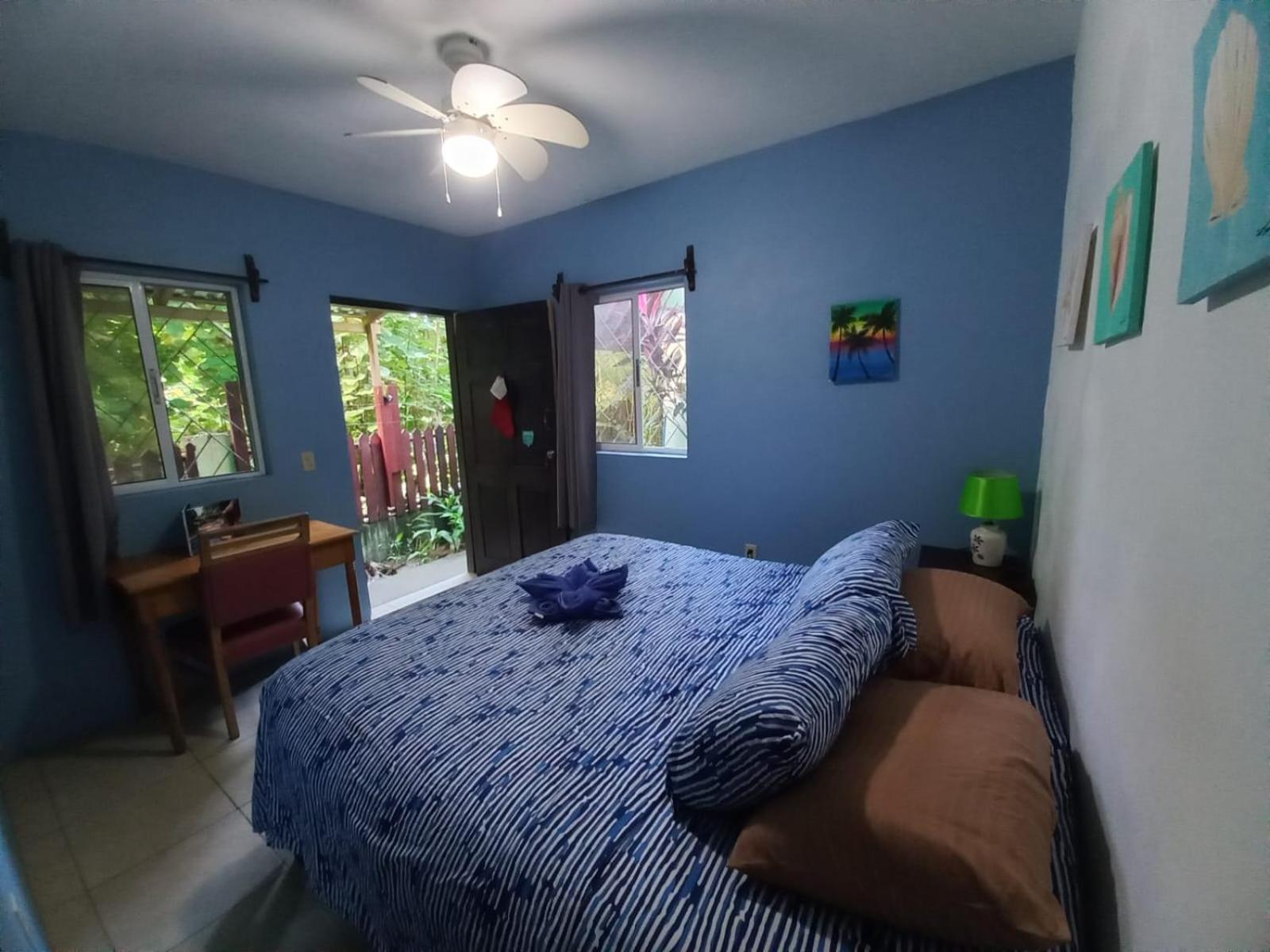 Roatan Backpackers' Hostel Sandy Bay Eksteriør bilde